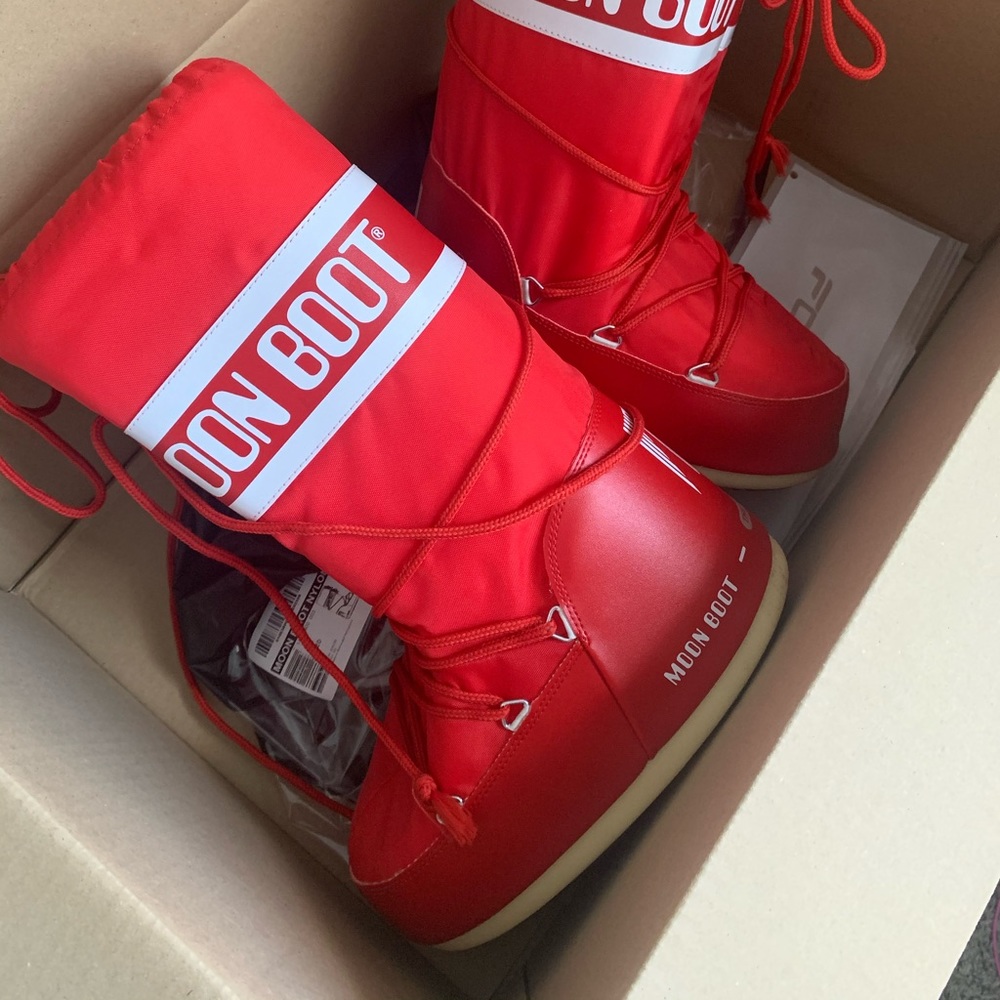 Red Moonboots